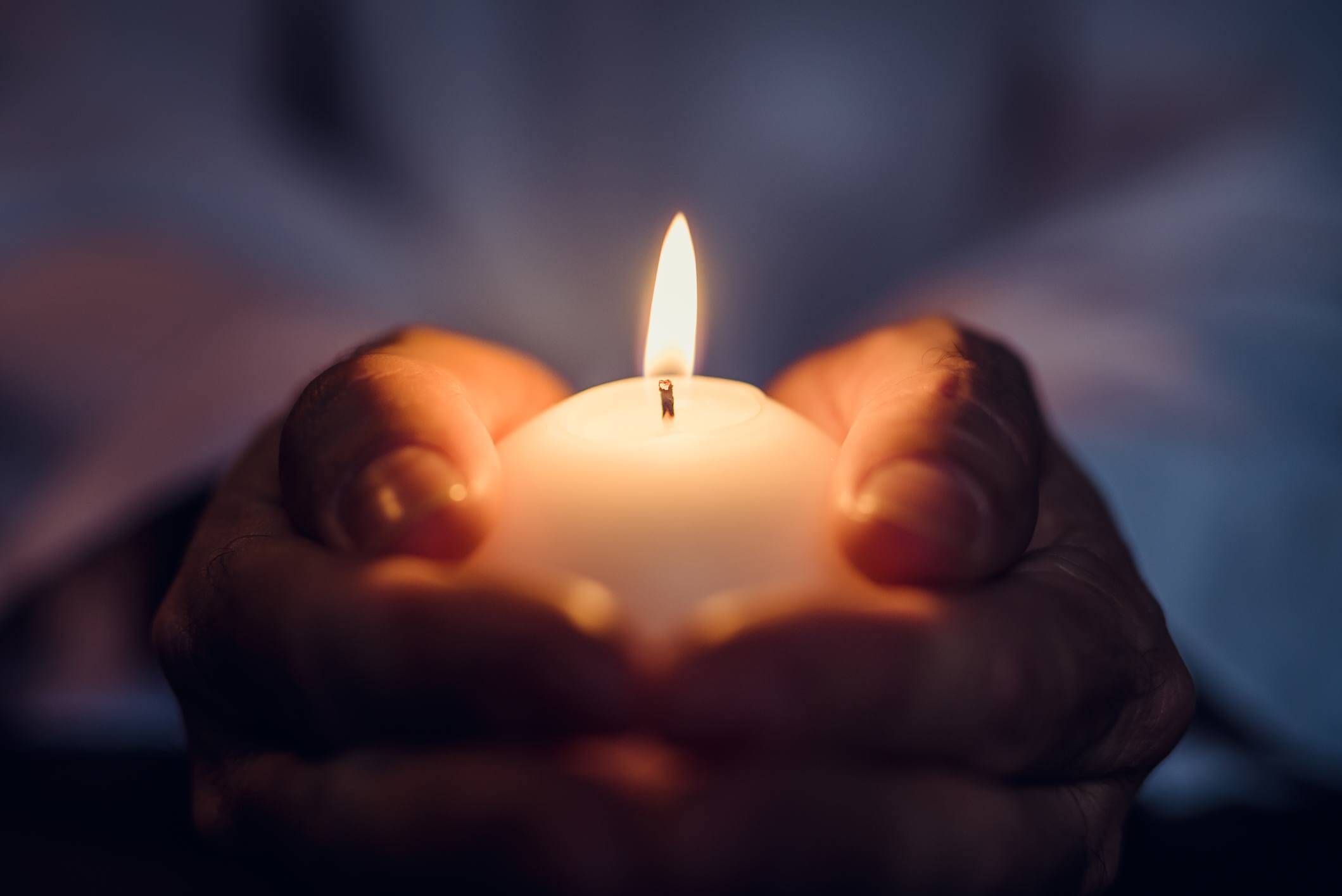 Bougie allumée en hommage lors d'une cérémonie de deuil