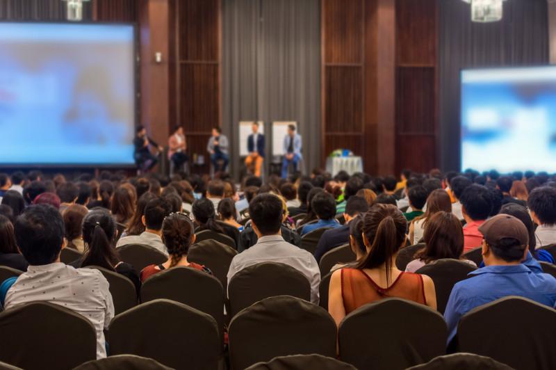 Salle de séminaire professionnelle préparée pour un événement d'entreprise