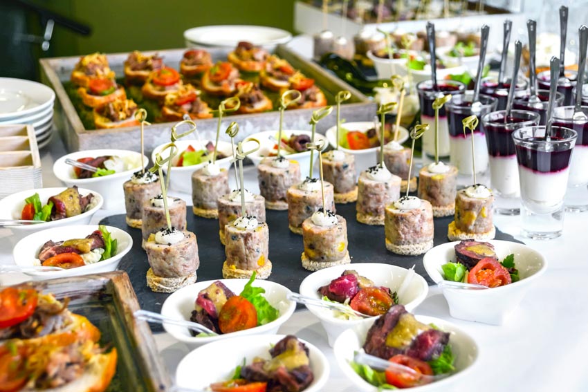 Buffet traiteur raffiné dressé pour une réception